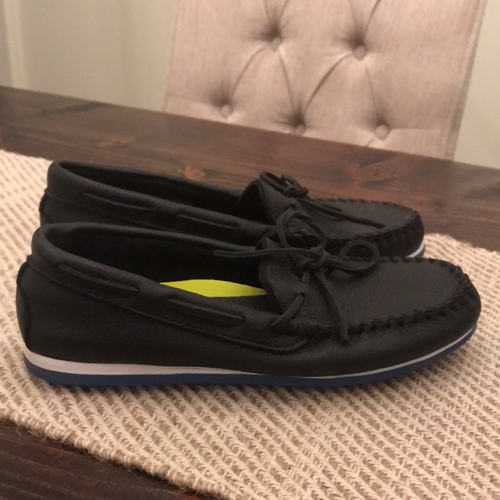 Minnetonka black leather moccasins Sz 8